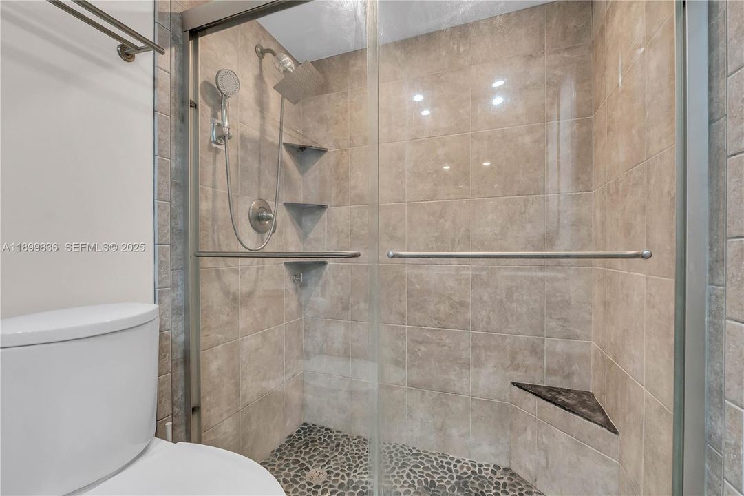 For Sale: $319,900 (2 beds, 2 baths, 1250 Square Feet)