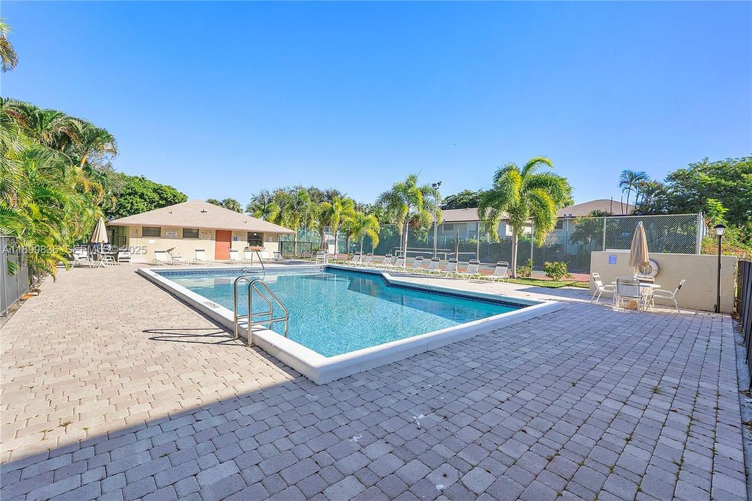 For Sale: $319,900 (2 beds, 2 baths, 1250 Square Feet)