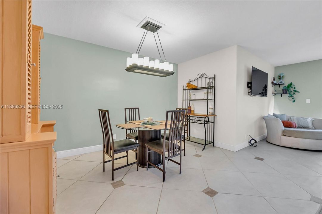 For Sale: $319,900 (2 beds, 2 baths, 1250 Square Feet)
