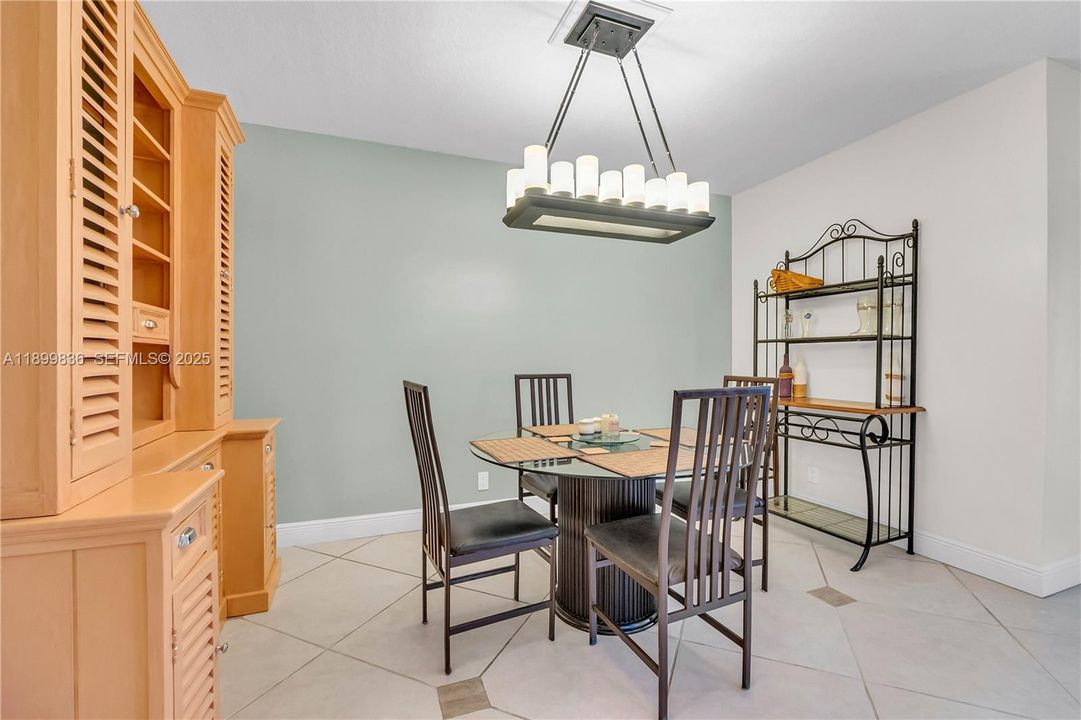 For Sale: $319,900 (2 beds, 2 baths, 1250 Square Feet)