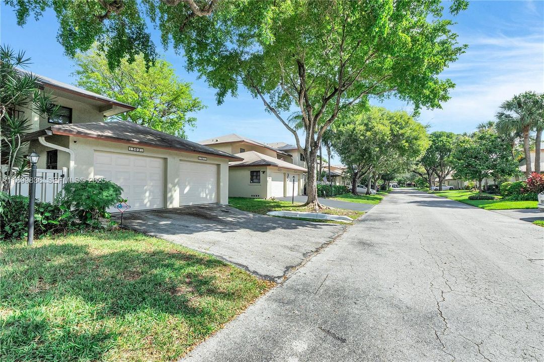 For Sale: $319,900 (2 beds, 2 baths, 1250 Square Feet)