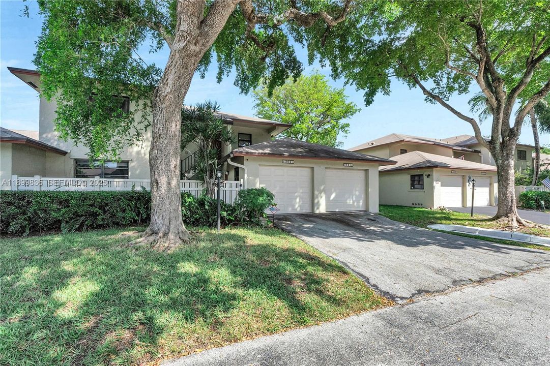 For Sale: $319,900 (2 beds, 2 baths, 1250 Square Feet)