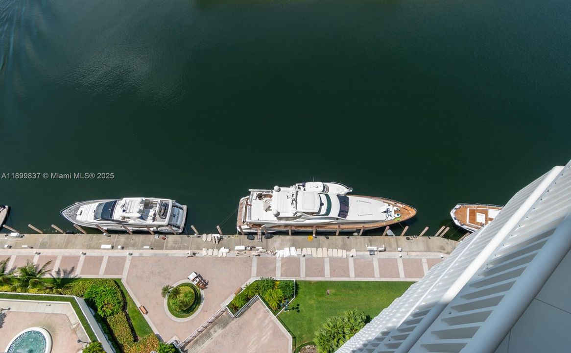 Active With Contract: $425,000 (2 beds, 2 baths, 1140 Square Feet)