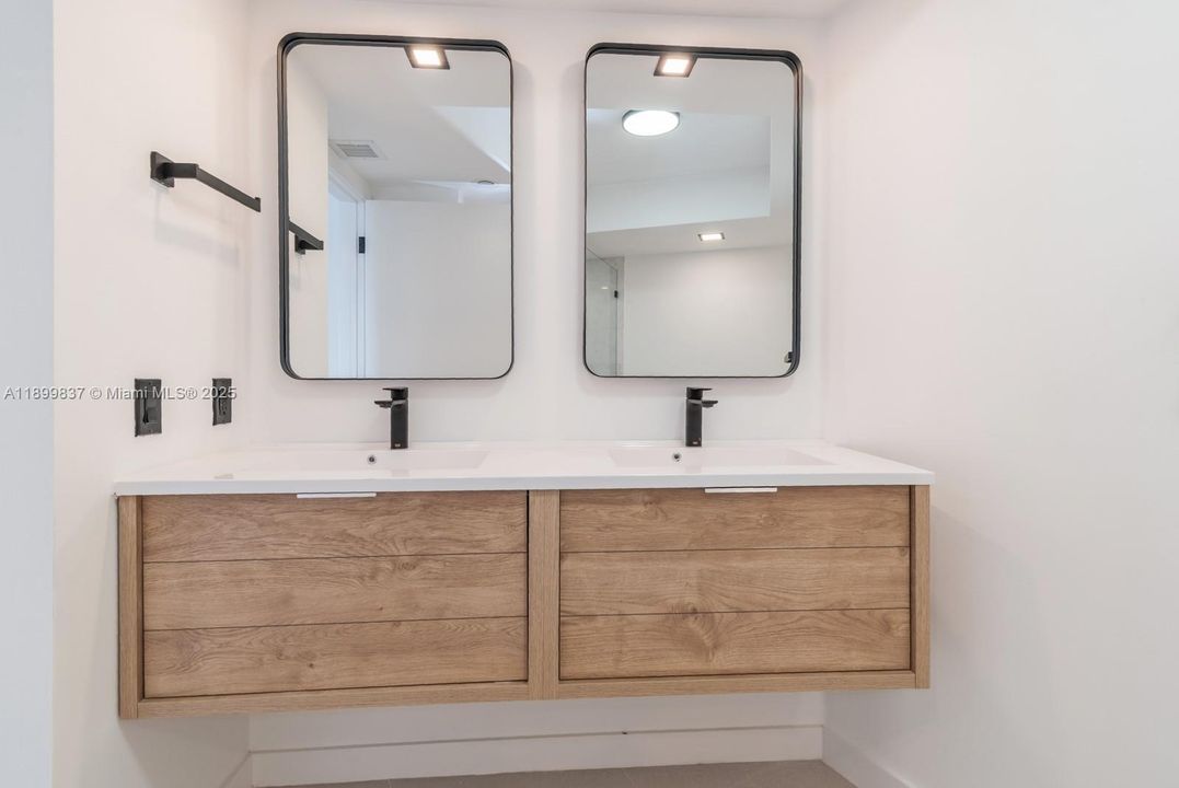 Active With Contract: $425,000 (2 beds, 2 baths, 1140 Square Feet)