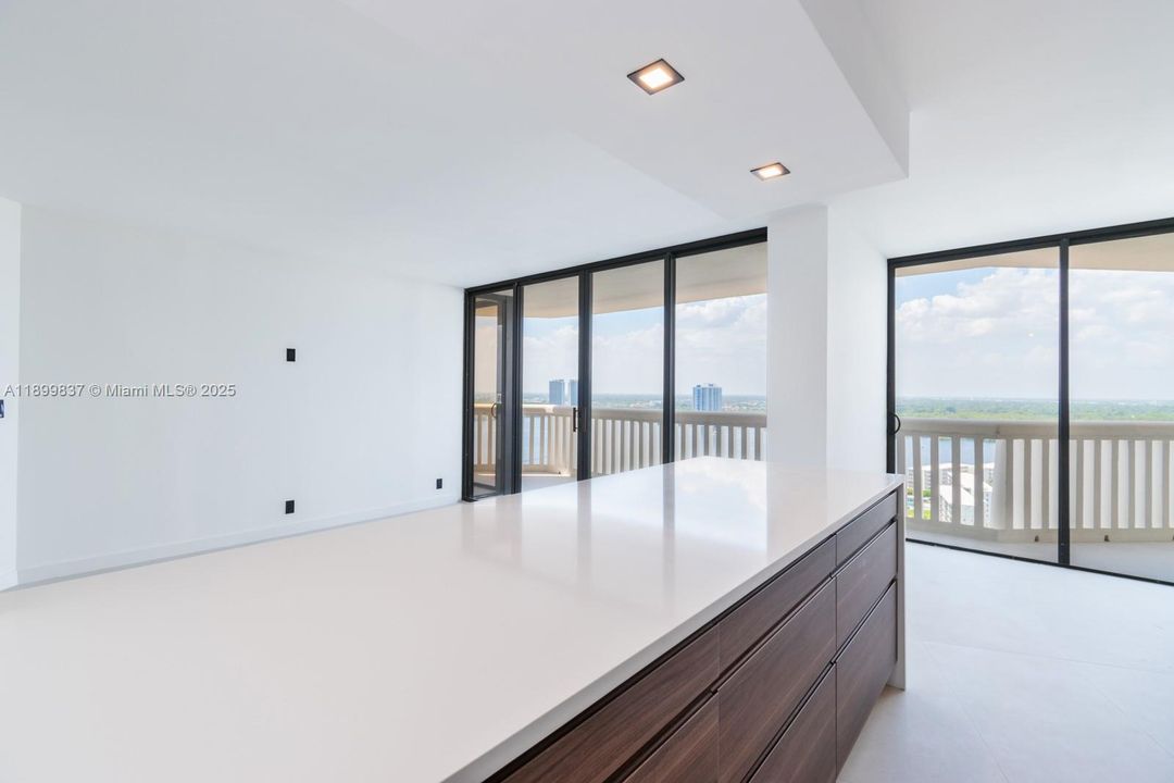 Active With Contract: $425,000 (2 beds, 2 baths, 1140 Square Feet)