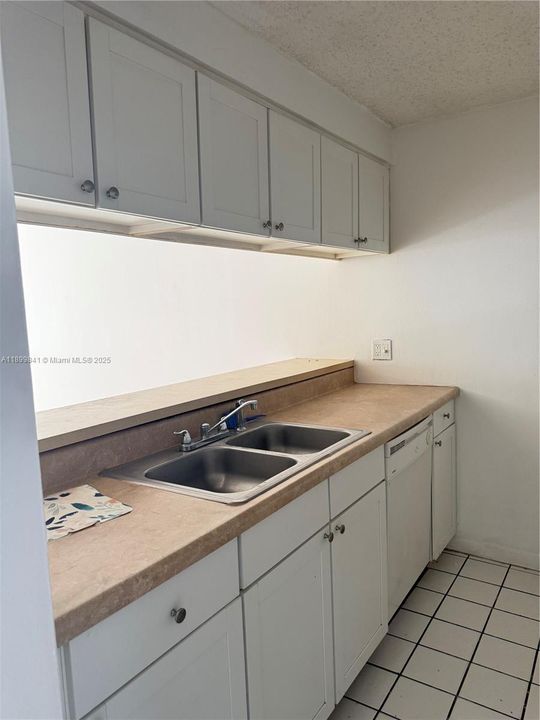 Active With Contract: $1,750 (1 beds, 1 baths, 710 Square Feet)