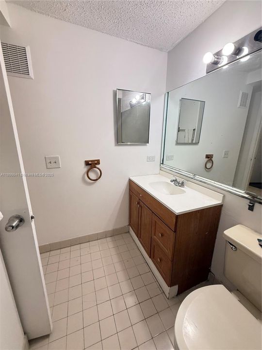 Active With Contract: $1,750 (1 beds, 1 baths, 710 Square Feet)