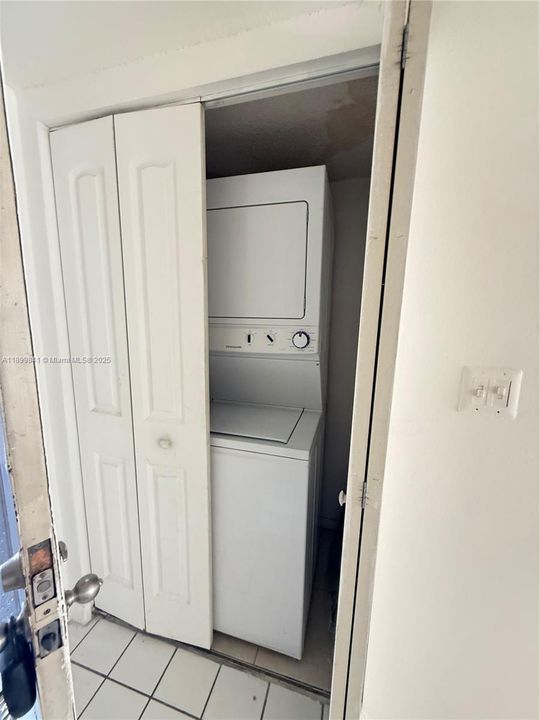 Active With Contract: $1,750 (1 beds, 1 baths, 710 Square Feet)