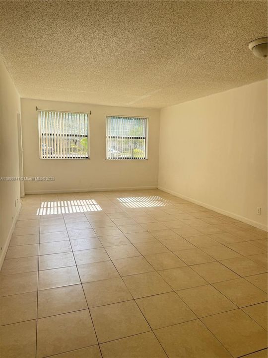 Active With Contract: $1,750 (1 beds, 1 baths, 710 Square Feet)