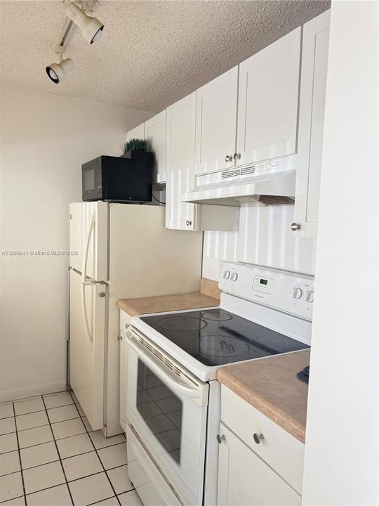 Active With Contract: $1,750 (1 beds, 1 baths, 710 Square Feet)