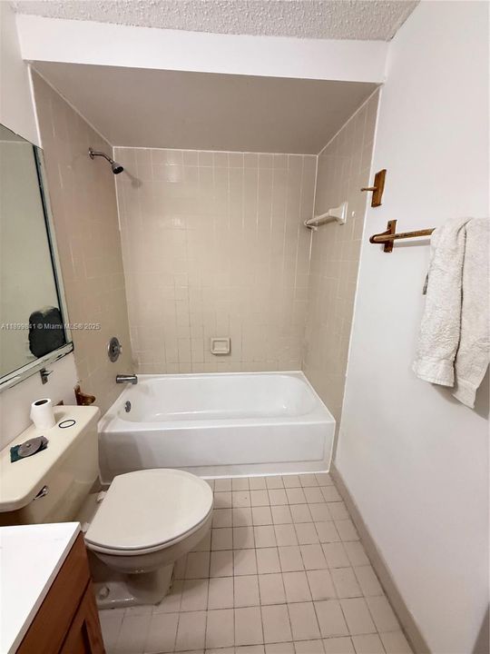 Active With Contract: $1,750 (1 beds, 1 baths, 710 Square Feet)