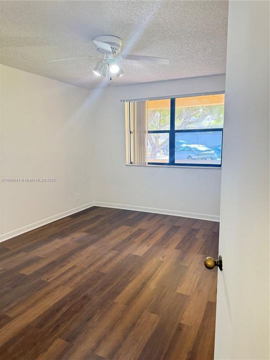 Active With Contract: $1,750 (1 beds, 1 baths, 710 Square Feet)