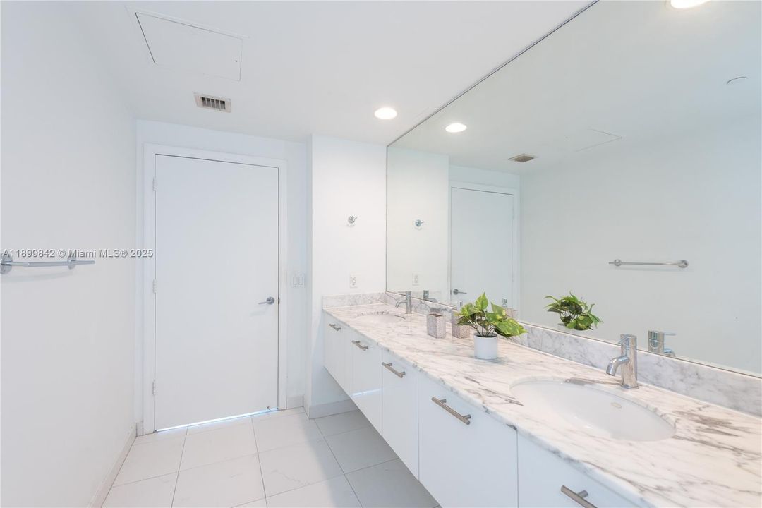 For Rent: $3,800 (2 beds, 2 baths, 1124 Square Feet)