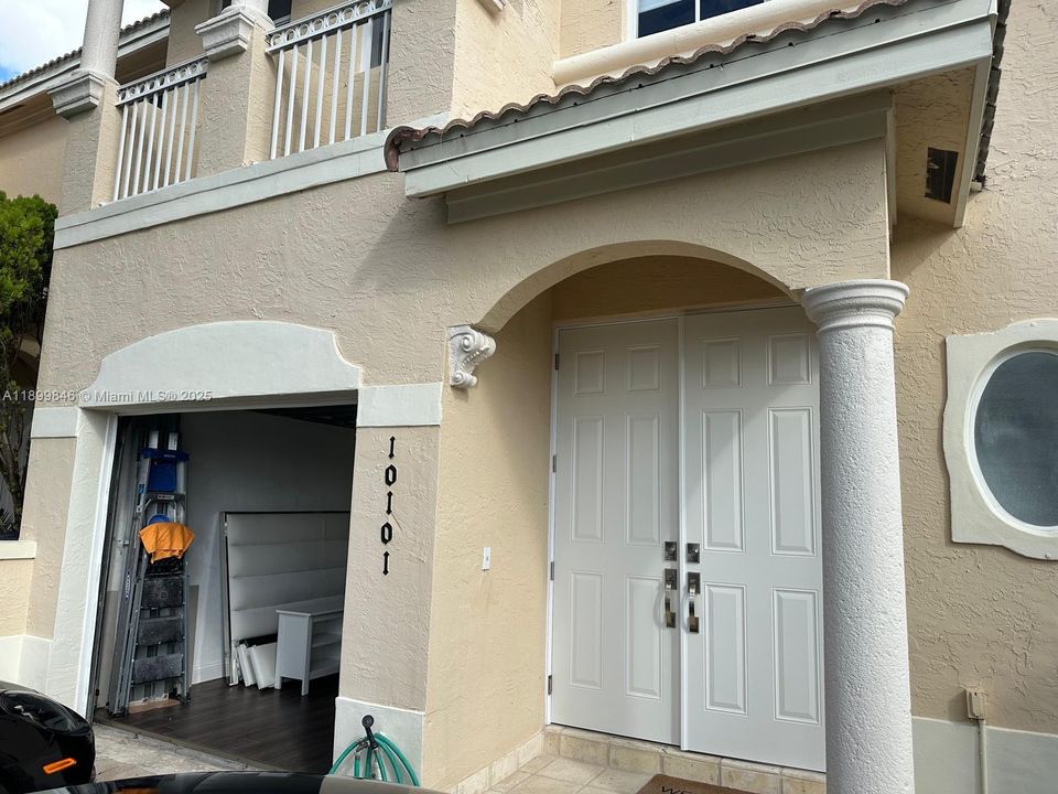 Active With Contract: $3,500 (2 beds, 2 baths, 1491 Square Feet)