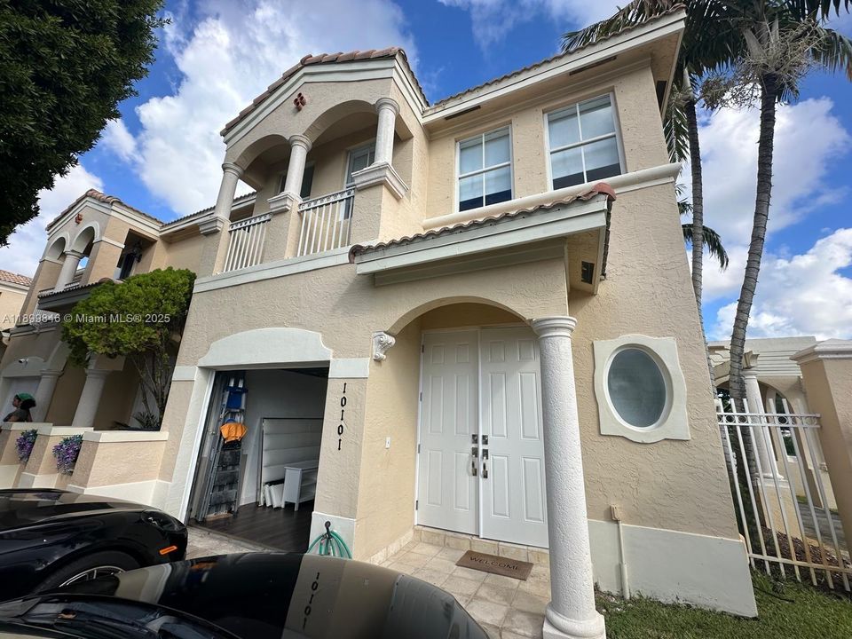 Active With Contract: $3,500 (2 beds, 2 baths, 1491 Square Feet)
