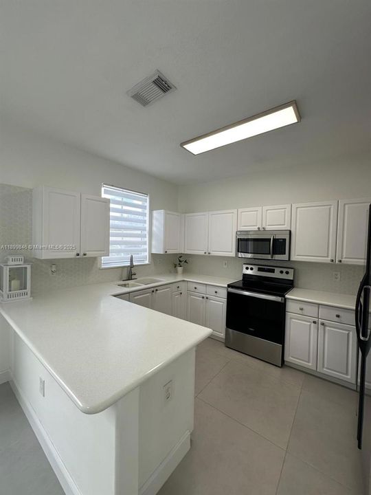 Active With Contract: $3,500 (2 beds, 2 baths, 1491 Square Feet)