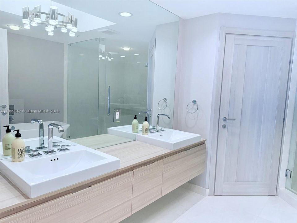 Activo con contrato: $10,000 (3 camas, 3 baños, 2225 Pies cuadrados)