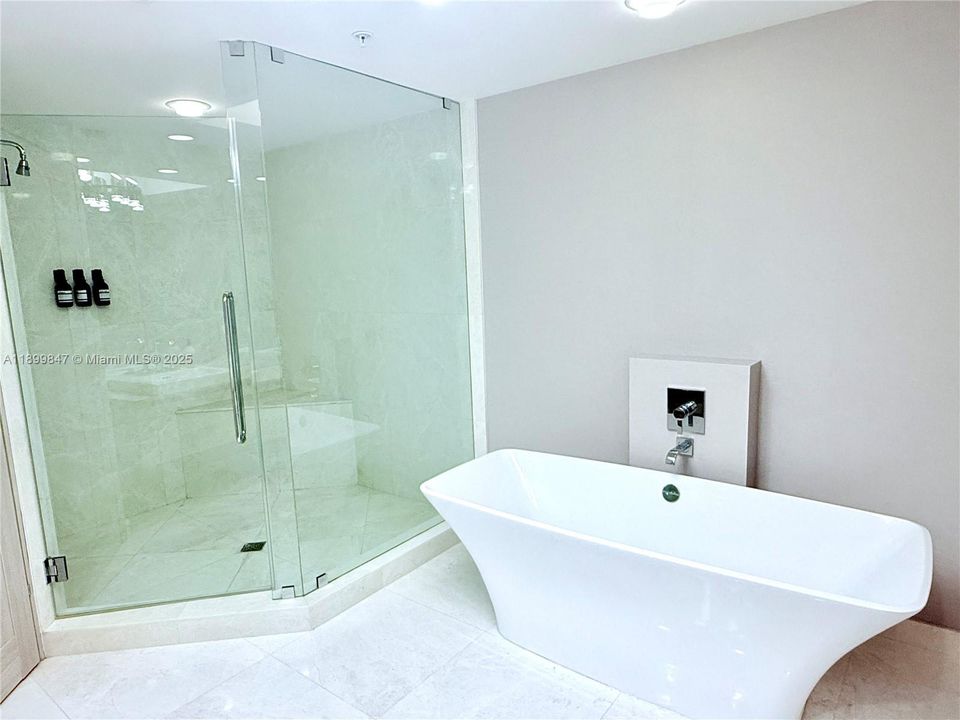 Activo con contrato: $10,000 (3 camas, 3 baños, 2225 Pies cuadrados)