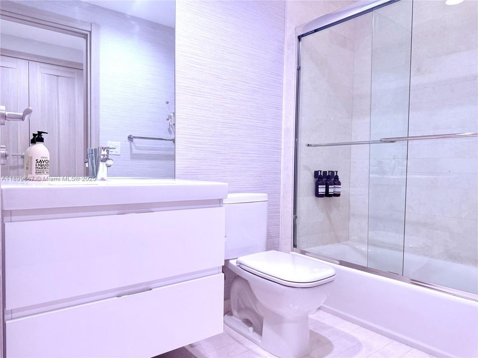 Activo con contrato: $10,000 (3 camas, 3 baños, 2225 Pies cuadrados)