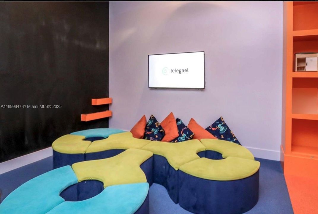 Activo con contrato: $10,000 (3 camas, 3 baños, 2225 Pies cuadrados)