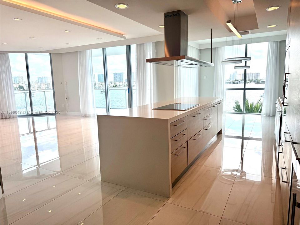 Activo con contrato: $10,000 (3 camas, 3 baños, 2225 Pies cuadrados)