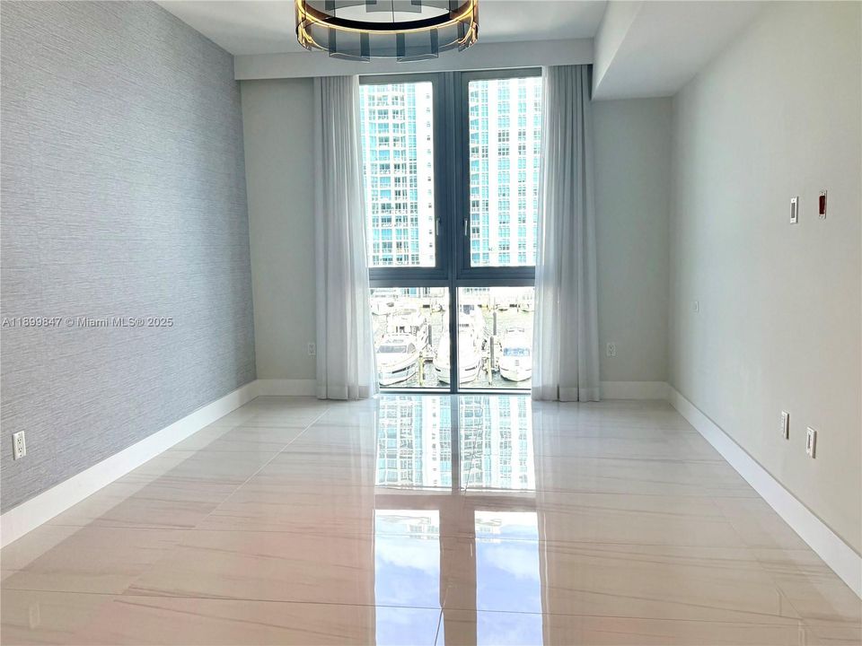 Activo con contrato: $10,000 (3 camas, 3 baños, 2225 Pies cuadrados)