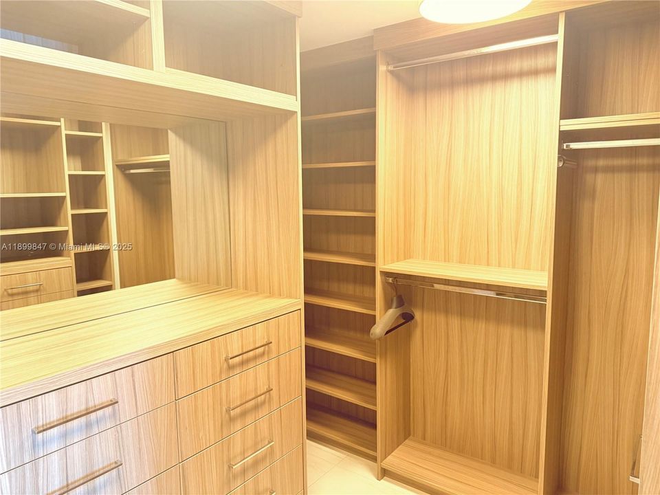 Activo con contrato: $10,000 (3 camas, 3 baños, 2225 Pies cuadrados)