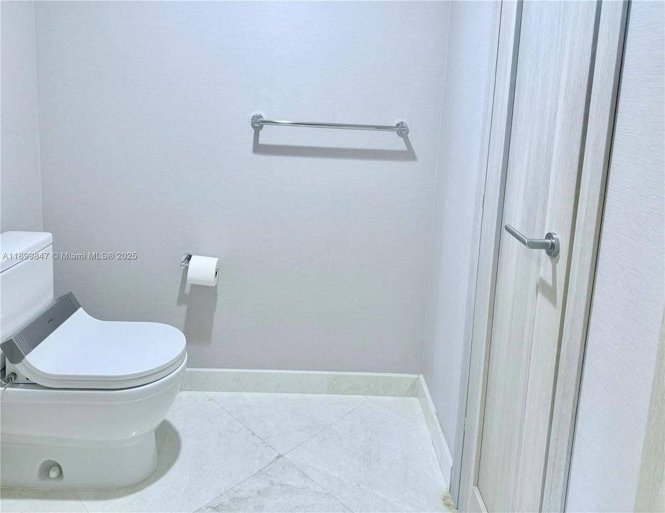 Activo con contrato: $10,000 (3 camas, 3 baños, 2225 Pies cuadrados)