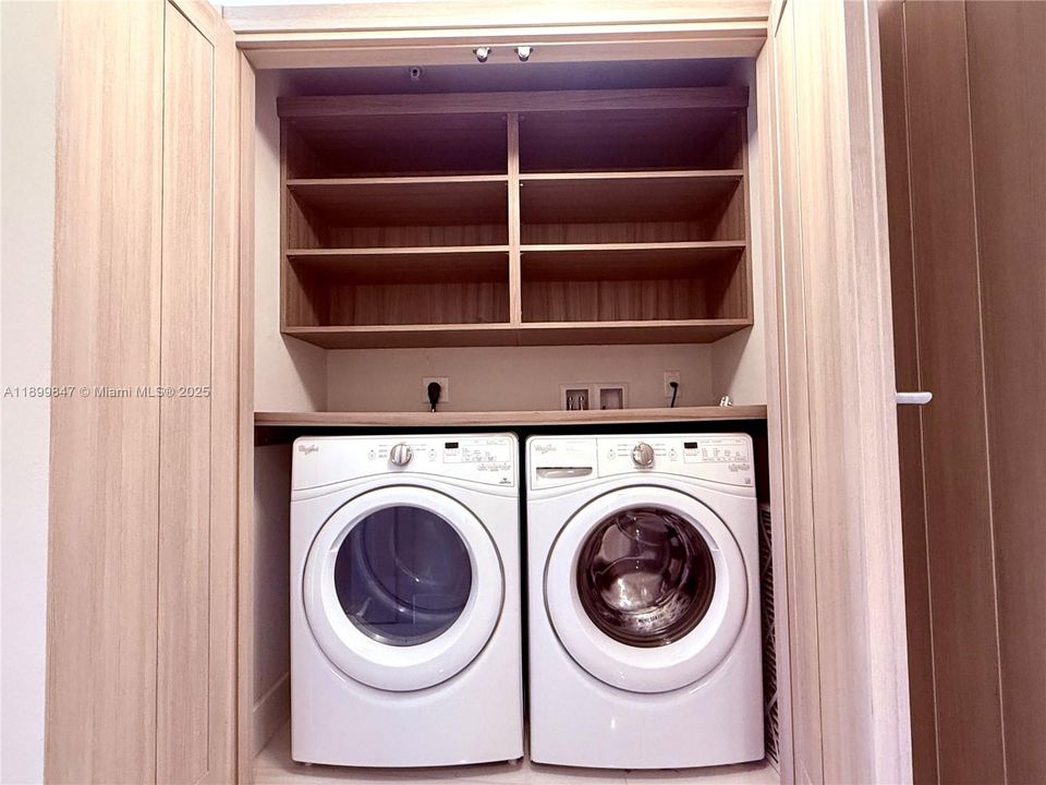 Activo con contrato: $10,000 (3 camas, 3 baños, 2225 Pies cuadrados)