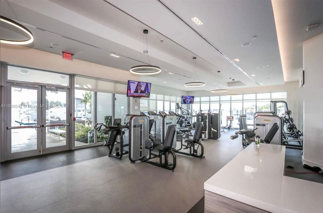 Activo con contrato: $10,000 (3 camas, 3 baños, 2225 Pies cuadrados)