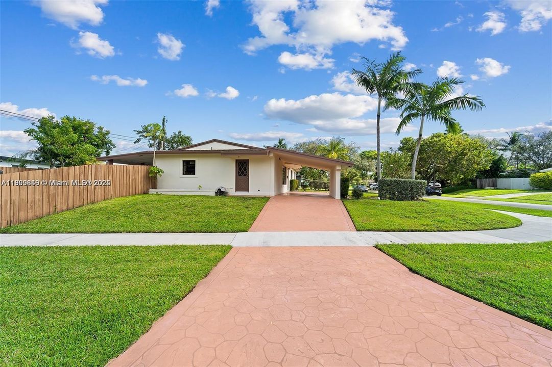 Active With Contract: $3,900 (4 beds, 2 baths, 1539 Square Feet)