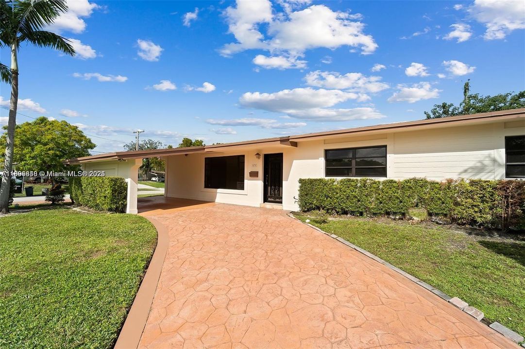 Active With Contract: $3,900 (4 beds, 2 baths, 1539 Square Feet)