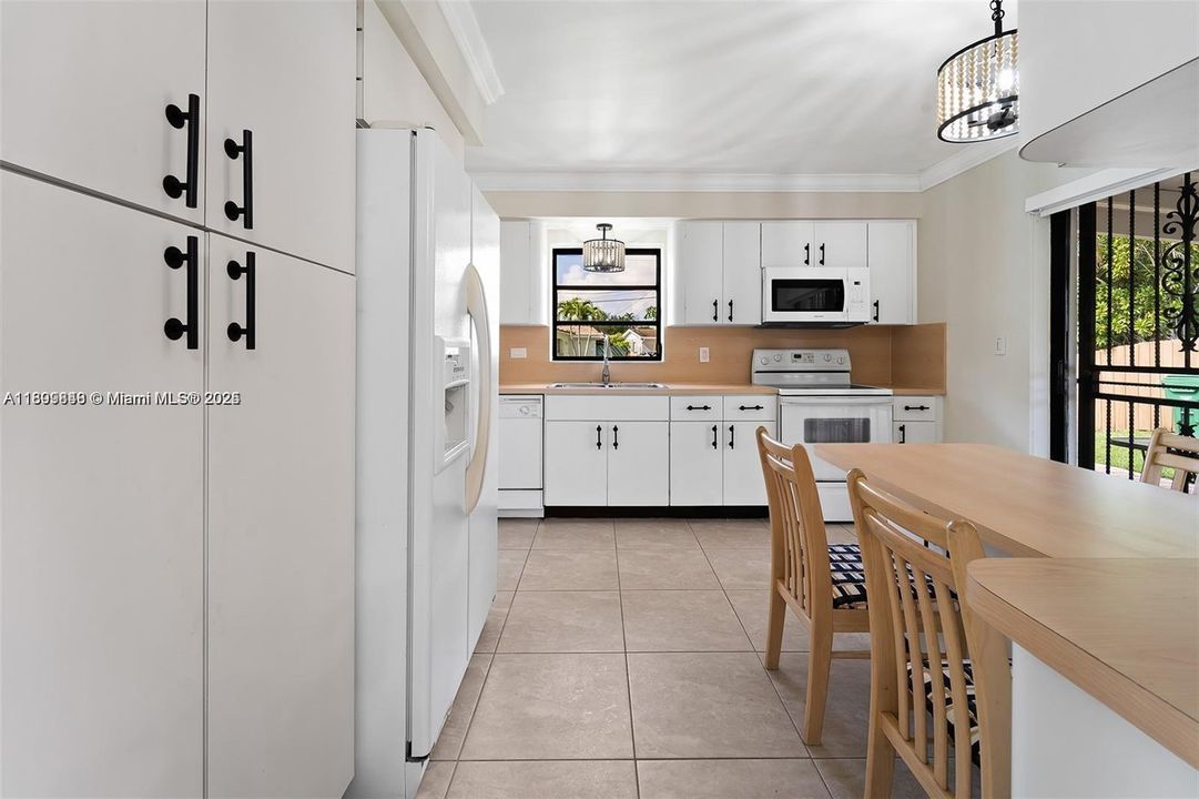 Active With Contract: $3,900 (4 beds, 2 baths, 1539 Square Feet)