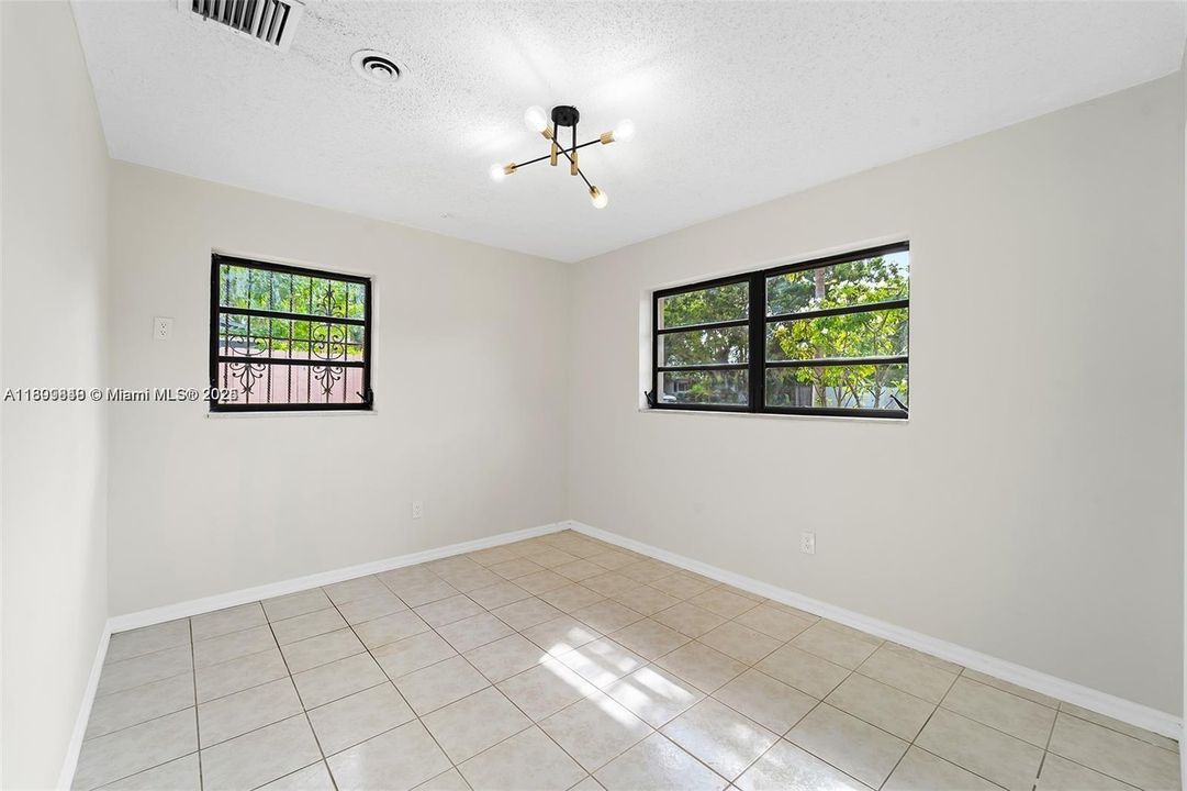 Active With Contract: $3,900 (4 beds, 2 baths, 1539 Square Feet)