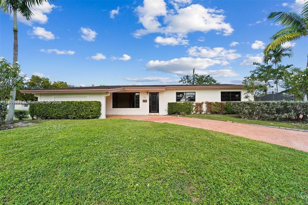 Active With Contract: $3,900 (4 beds, 2 baths, 1539 Square Feet)