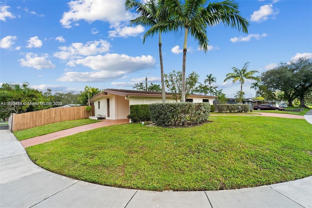 Active With Contract: $3,900 (4 beds, 2 baths, 1539 Square Feet)