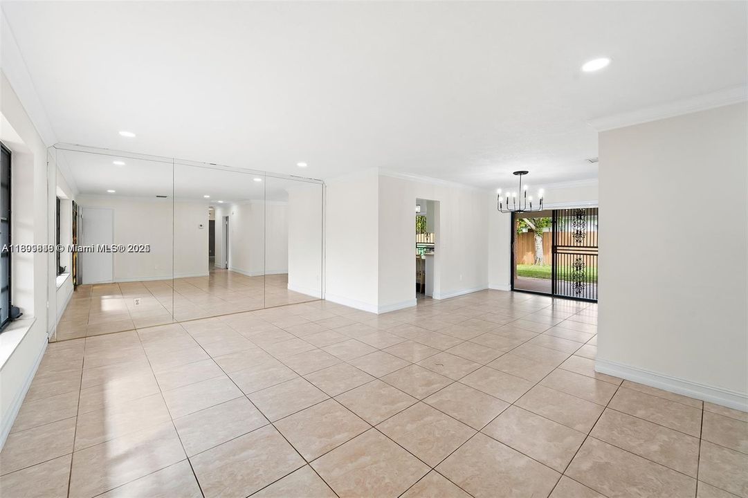 Active With Contract: $3,900 (4 beds, 2 baths, 1539 Square Feet)