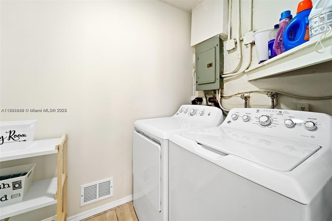 Active With Contract: $3,900 (4 beds, 2 baths, 1539 Square Feet)