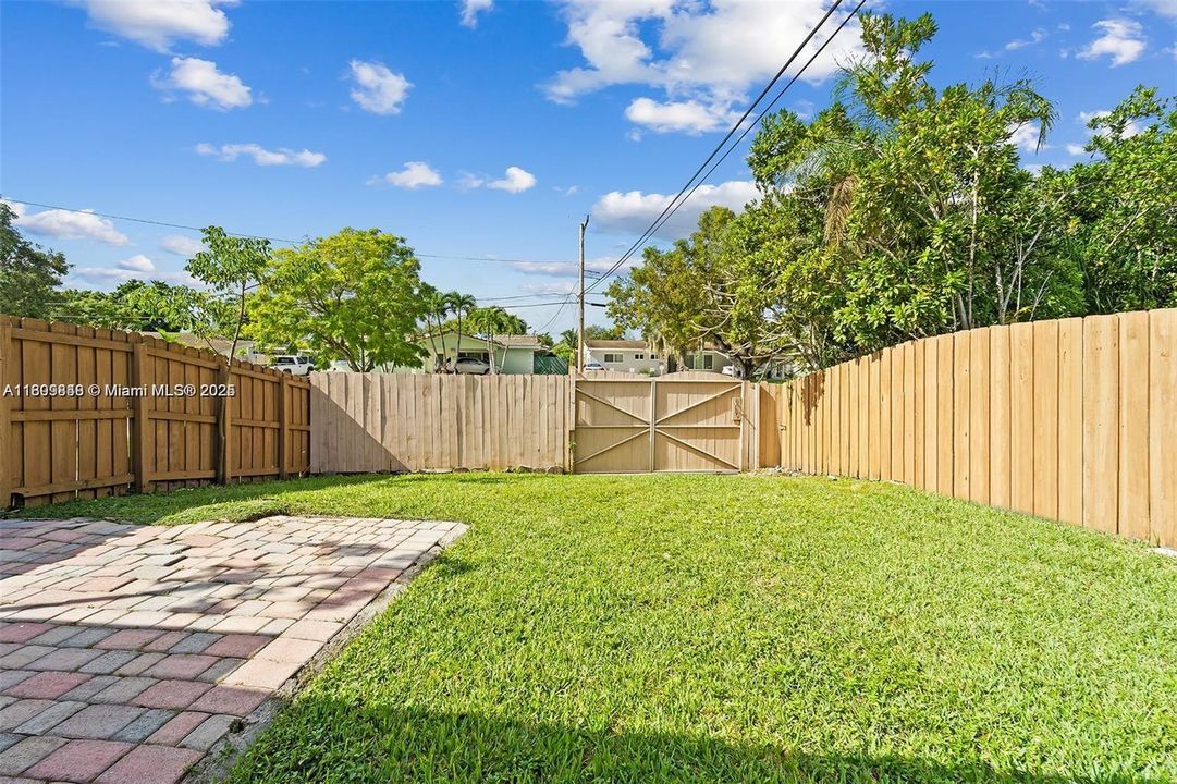 Active With Contract: $3,900 (4 beds, 2 baths, 1539 Square Feet)