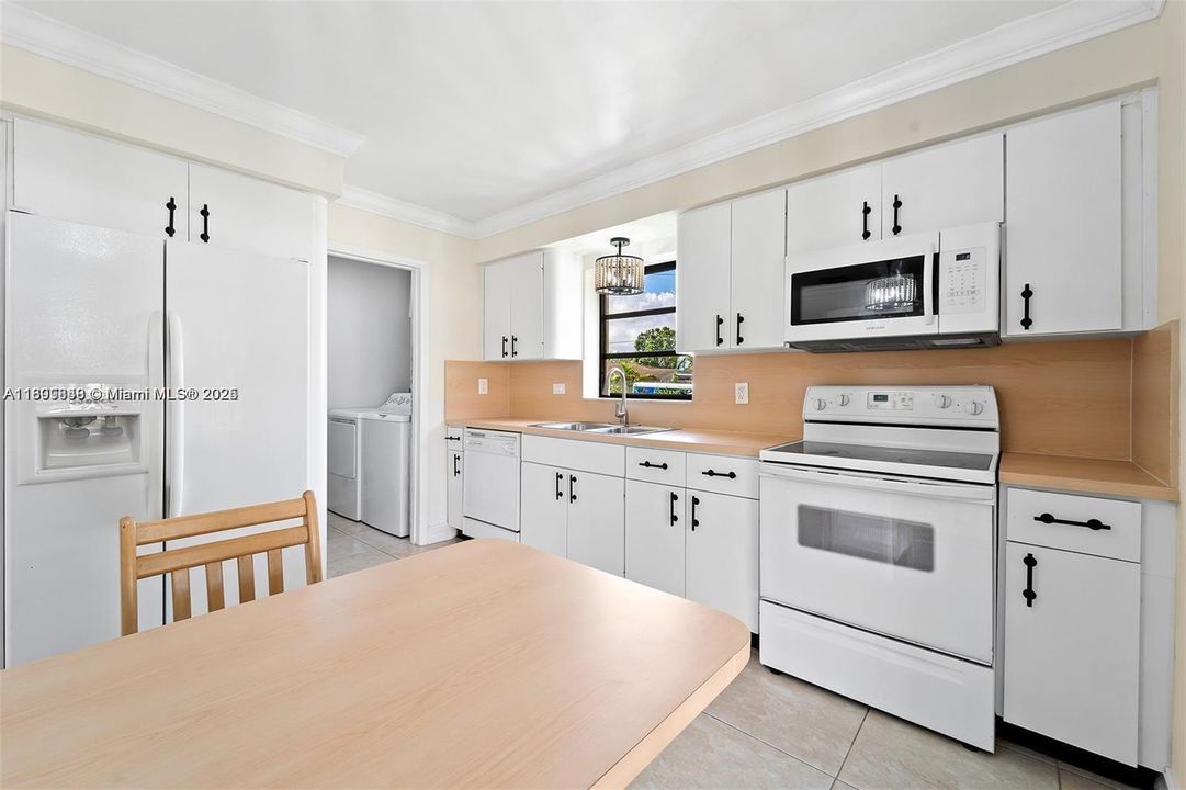 Active With Contract: $3,900 (4 beds, 2 baths, 1539 Square Feet)