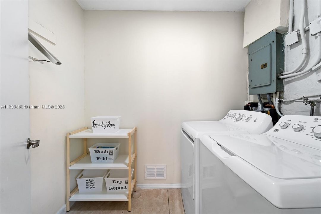 Active With Contract: $3,900 (4 beds, 2 baths, 1539 Square Feet)