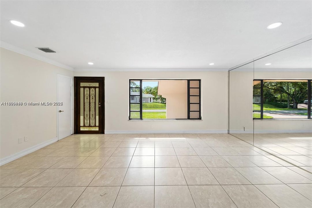 Active With Contract: $3,900 (4 beds, 2 baths, 1539 Square Feet)
