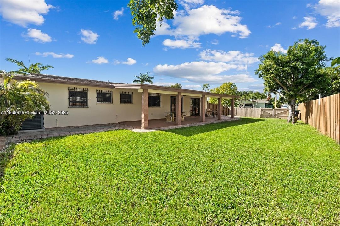 Active With Contract: $3,900 (4 beds, 2 baths, 1539 Square Feet)