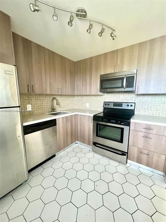 For Rent: $1,750 (1 beds, 1 baths, 741 Square Feet)