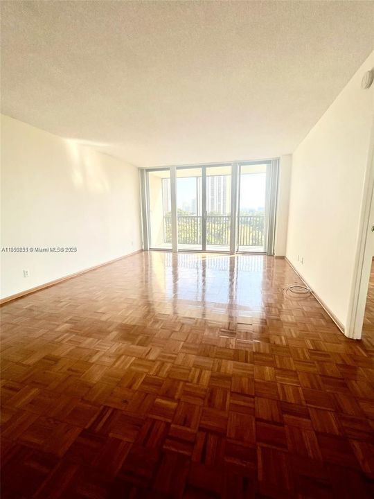 For Rent: $1,750 (1 beds, 1 baths, 741 Square Feet)