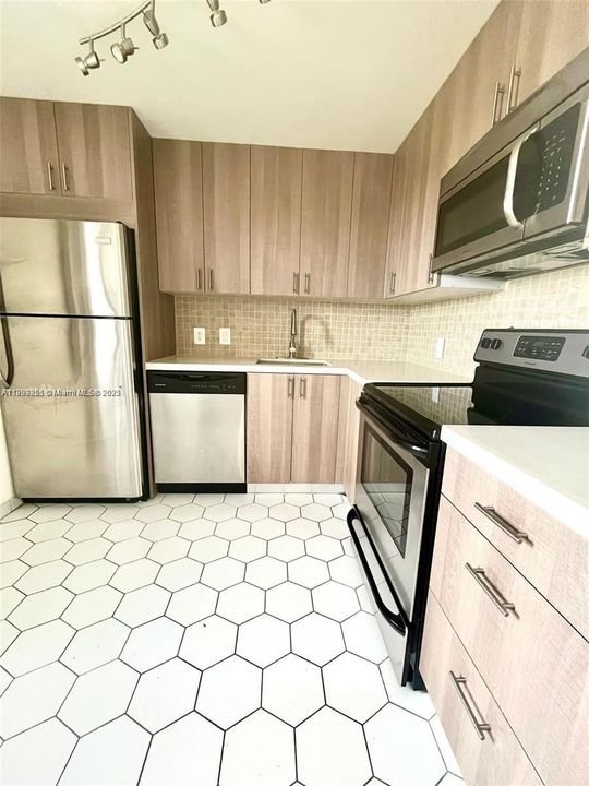 For Rent: $1,750 (1 beds, 1 baths, 741 Square Feet)