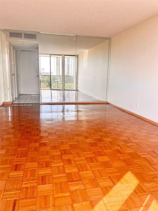 For Rent: $1,750 (1 beds, 1 baths, 741 Square Feet)