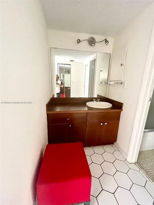 For Rent: $1,750 (1 beds, 1 baths, 741 Square Feet)