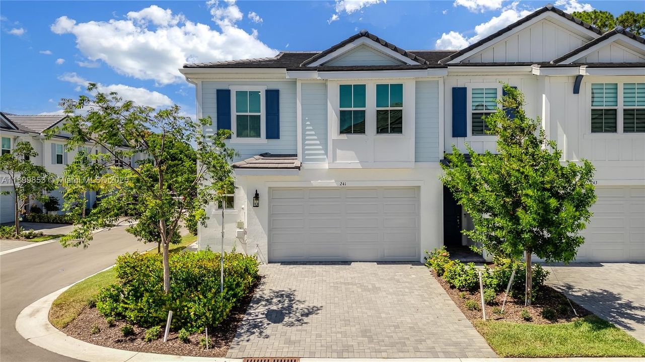 Active With Contract: $2,900 (3 beds, 2 baths, 2017 Square Feet)