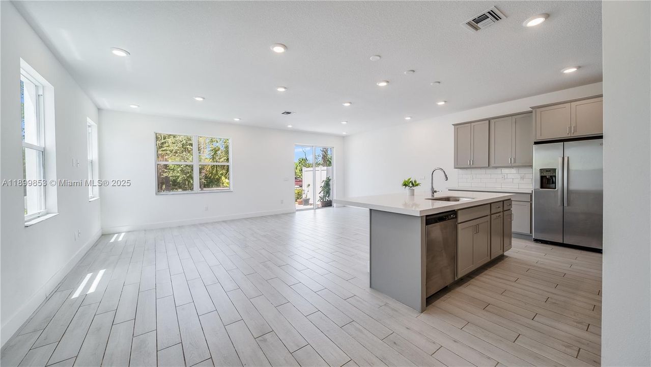 Active With Contract: $2,900 (3 beds, 2 baths, 2017 Square Feet)
